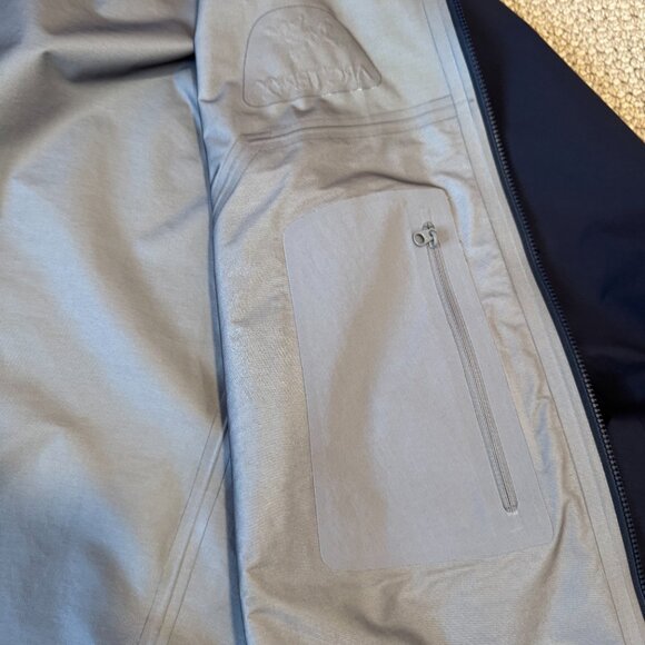 Arcteryx Men's size M Beta Jacket - Picture 6 of 10